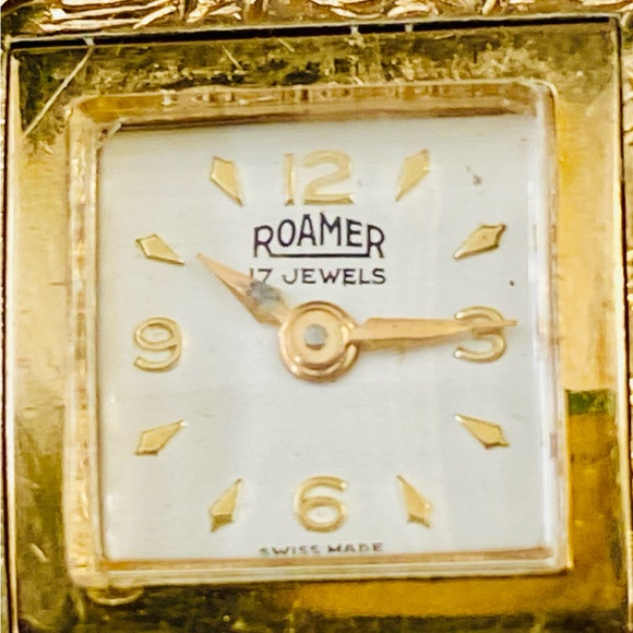 Vintage Gold Women's Bangle Wind-up Watch with Floral Design - Picture 2 of 9